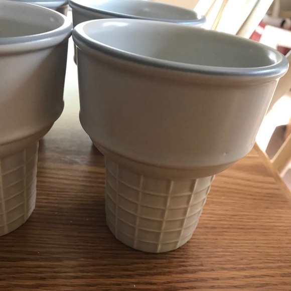 Pfaltzgraff Ice Cream Cone Cups set of 4 retired - Picture 2 of 3